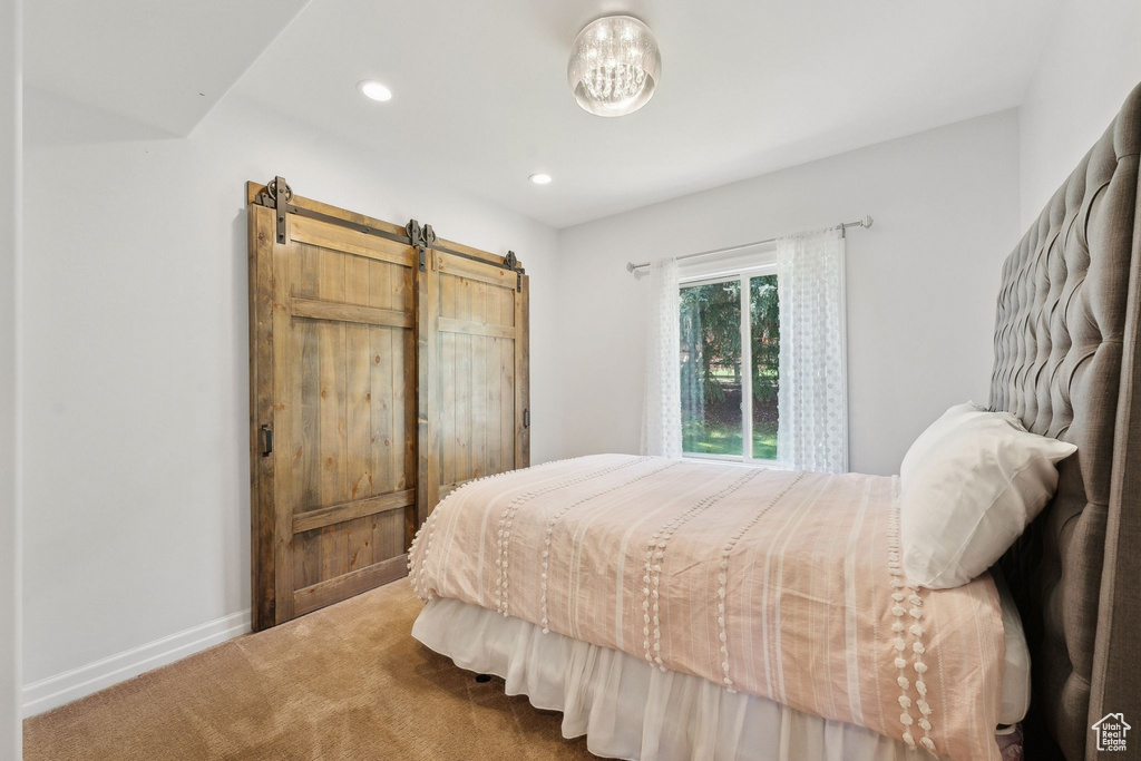 Bedroom featuring carpet, a barn door, recessed lighting, and baseboards