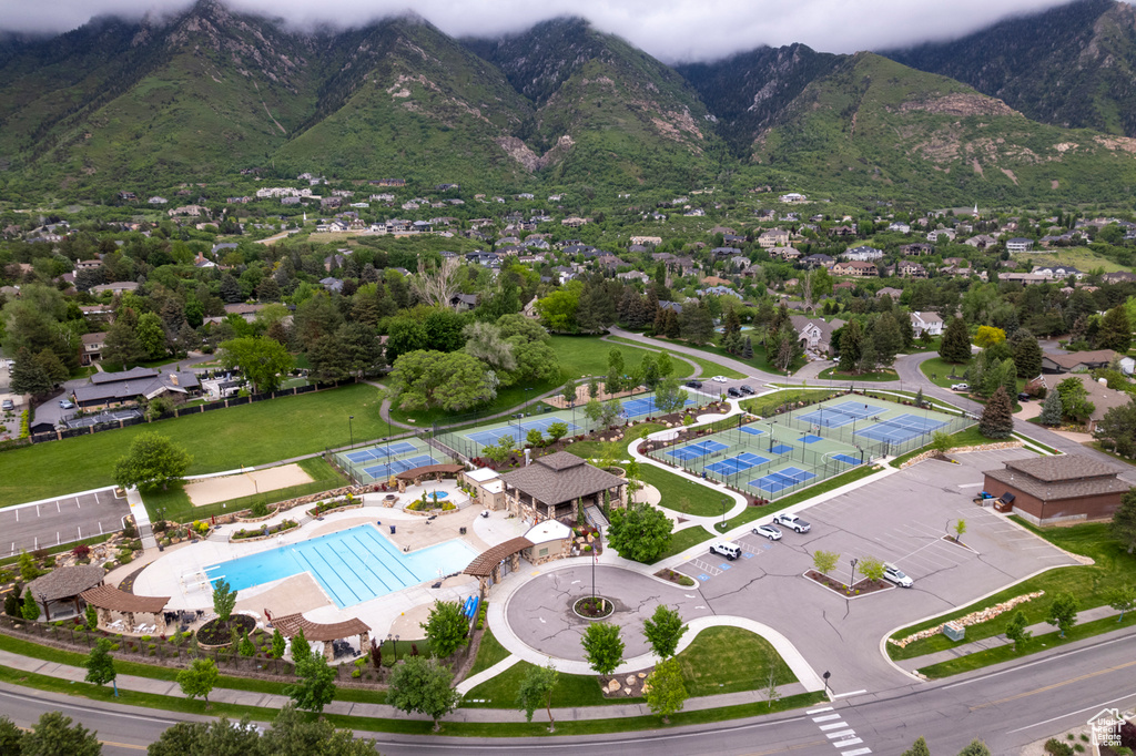 Bird\\\\\\\\\\\\\\\'s eye view of a mountain backdrop and a pool