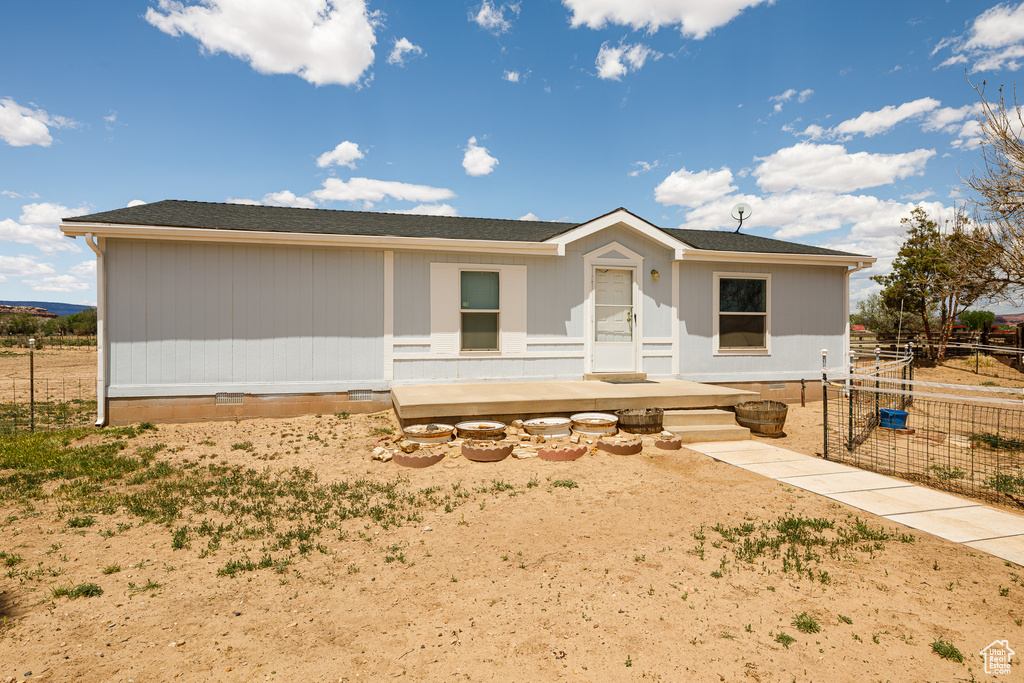 Manufactured / mobile home with fence and a shingled roof