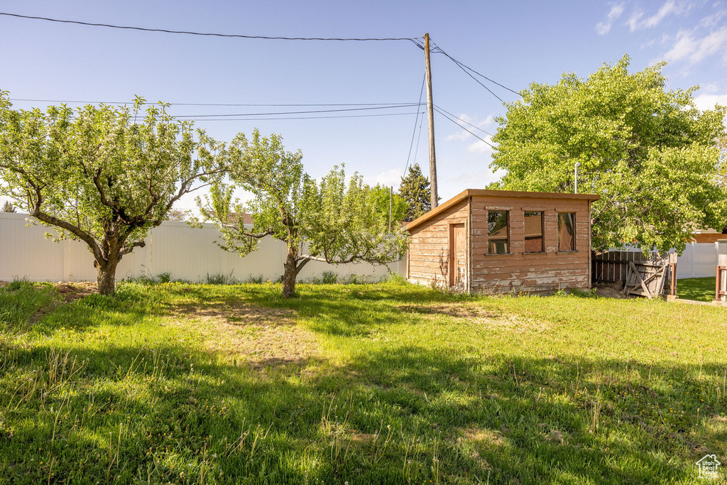 View of yard with an outdoor structure