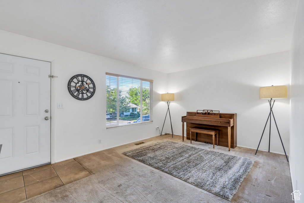 Foyer featuring carpet flooring