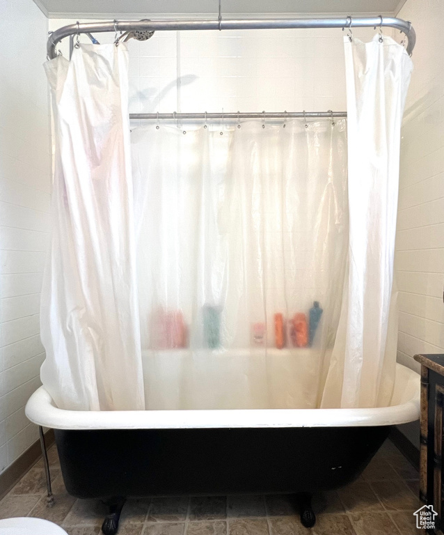 Bathroom with shower / tub combo with curtain