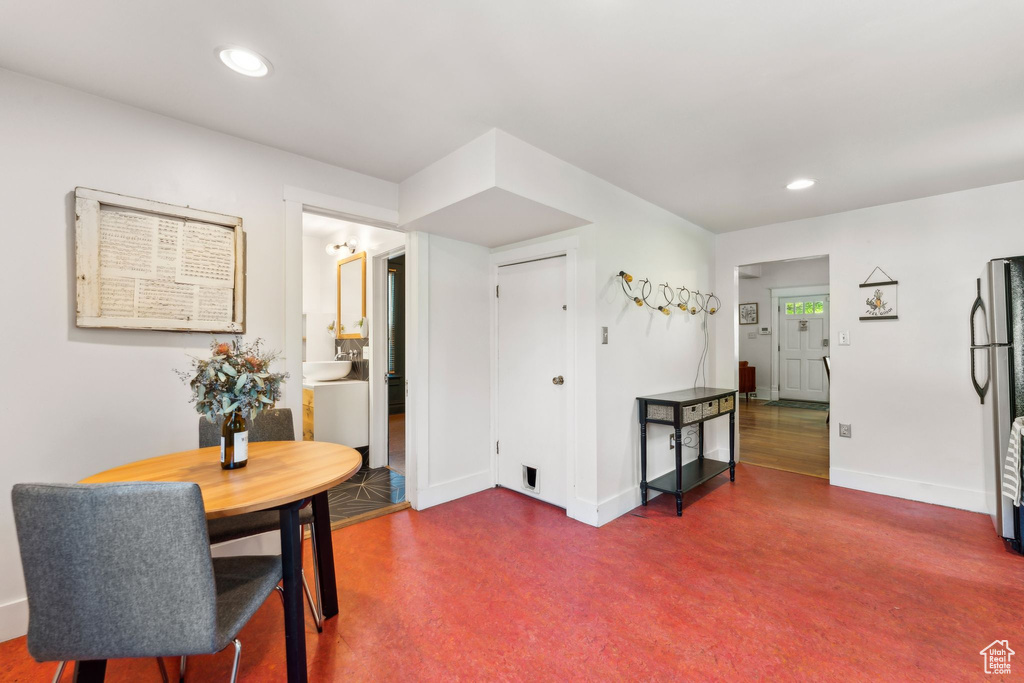 Dining room with recessed lighting, baseboards, and concrete floors