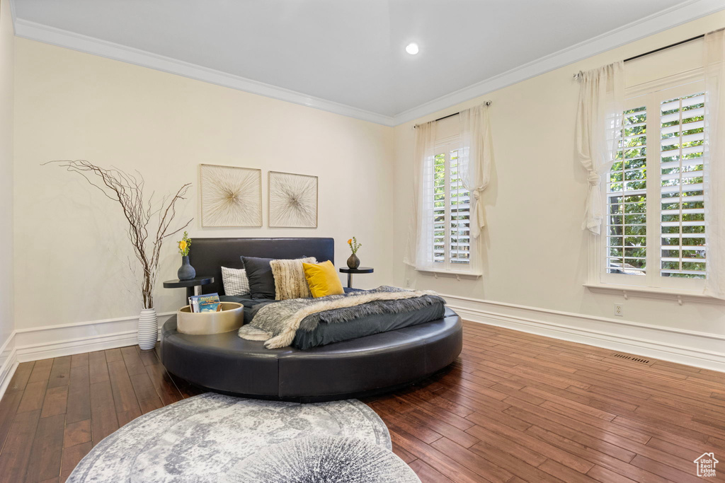 Bedroom featuring ornamental molding, hardwood / wood-style floors, baseboards, and recessed lighting
