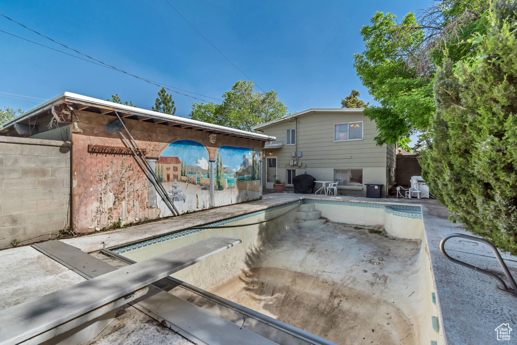 View of swimming pool featuring an empty pool and fence