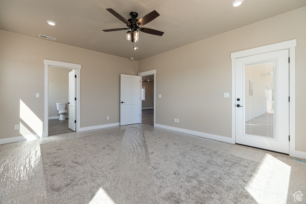 Unfurnished room featuring ceiling fan, light colored carpet, baseboards, and recessed lighting