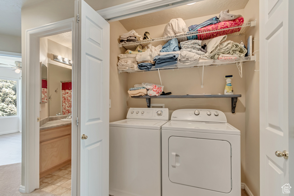 Laundry area featuring washer and clothes dryer and a ceiling fan