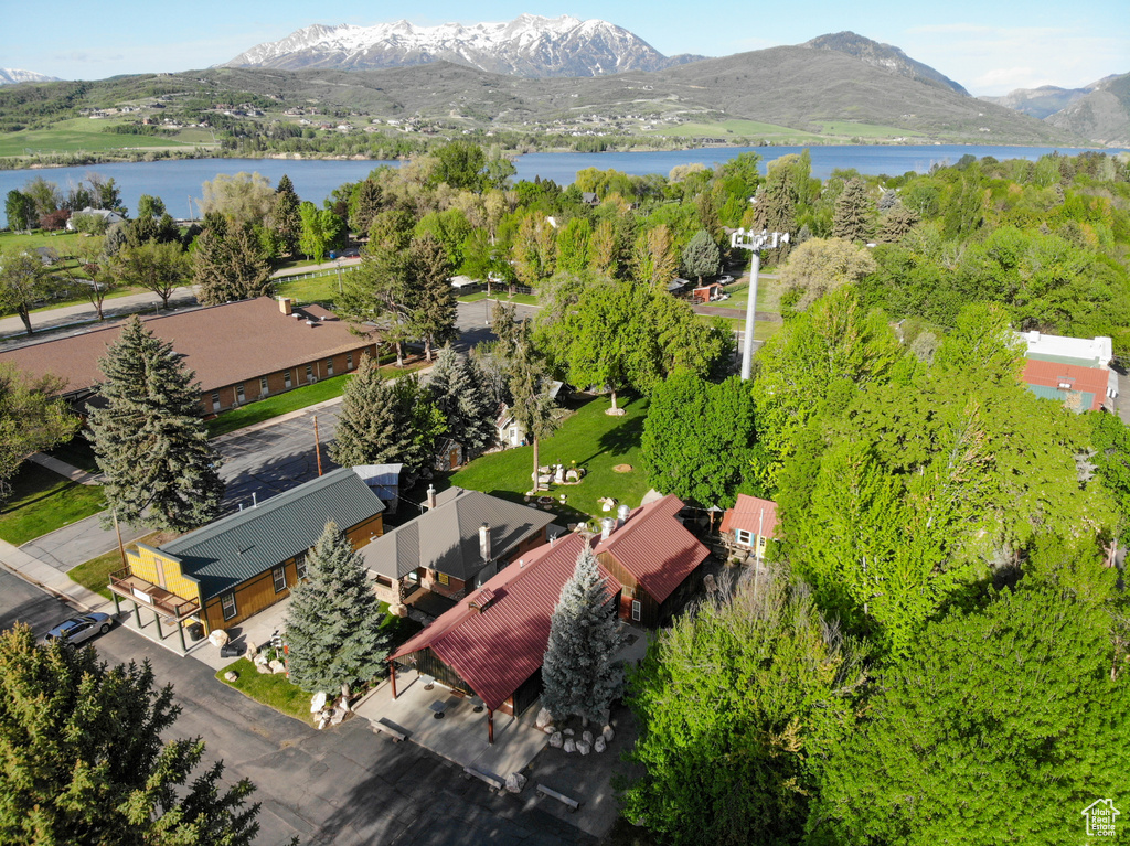 Bird\'s eye view of a water and mountain view