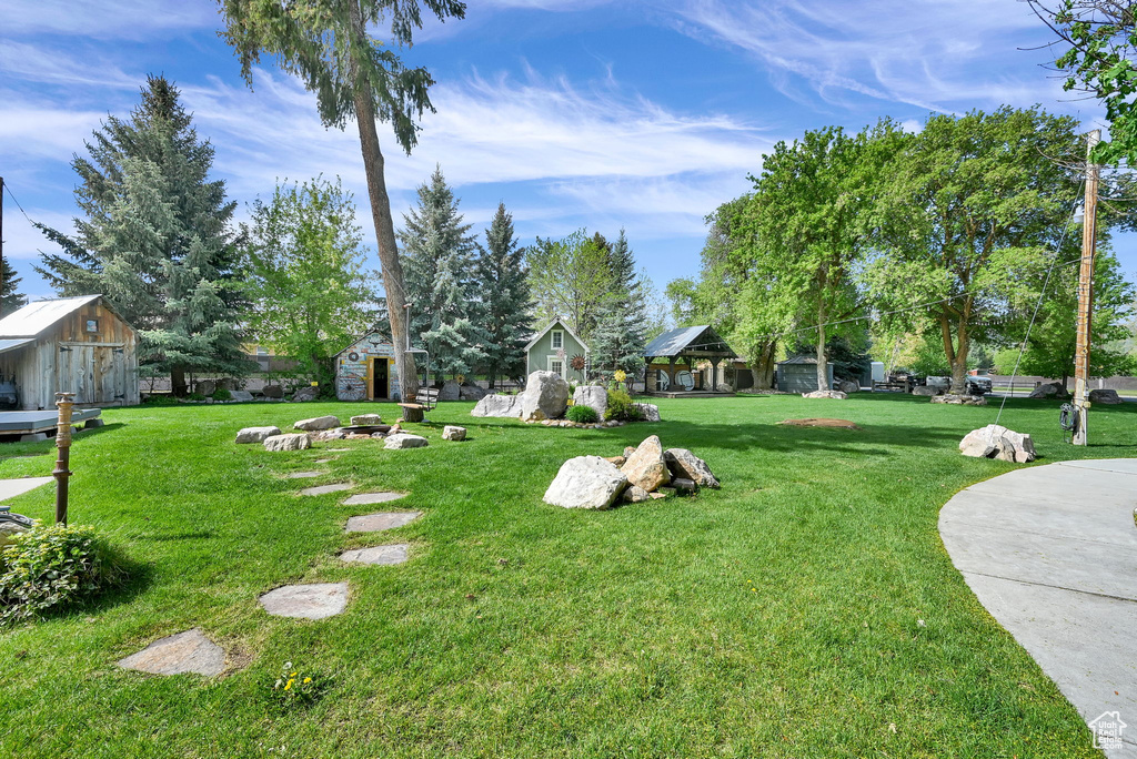 View of property\'s community with an outbuilding and a yard