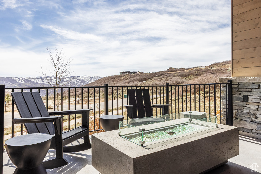 Balcony featuring a mountain view