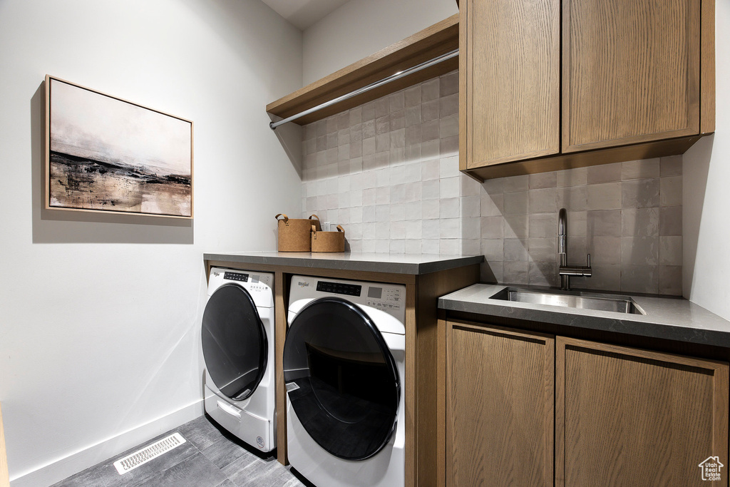 Laundry room with washing machine and clothes dryer, cabinet space, and baseboards