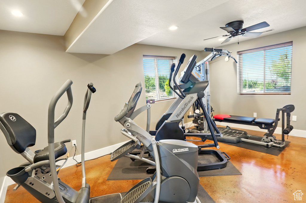 Exercise area featuring a ceiling fan, baseboards, and recessed lighting