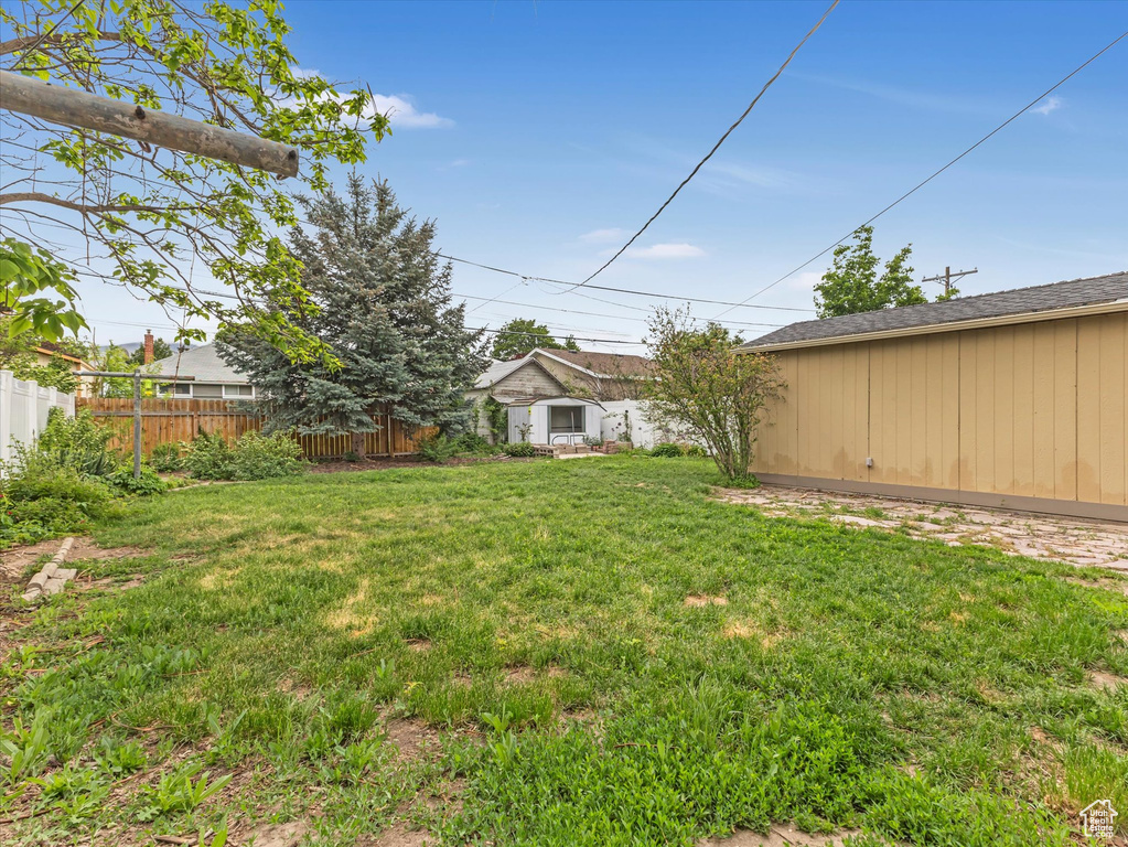View of yard with an outdoor structure