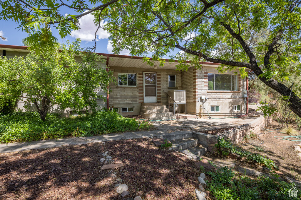 View of front of home with entry steps