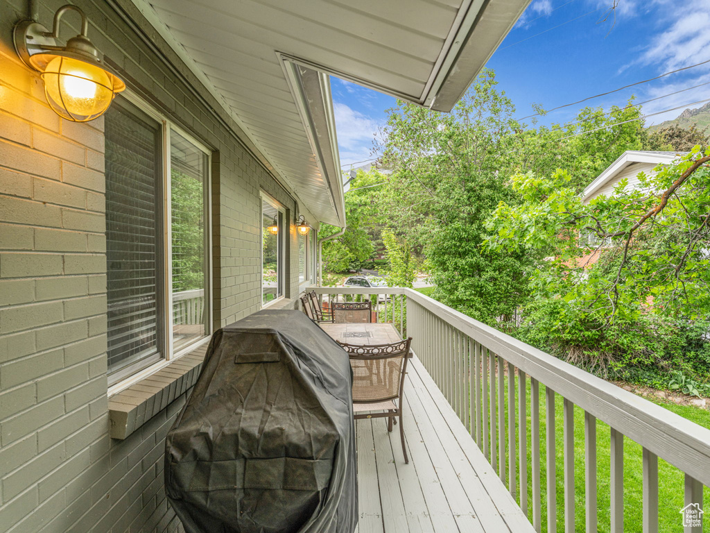 Deck featuring outdoor dining area