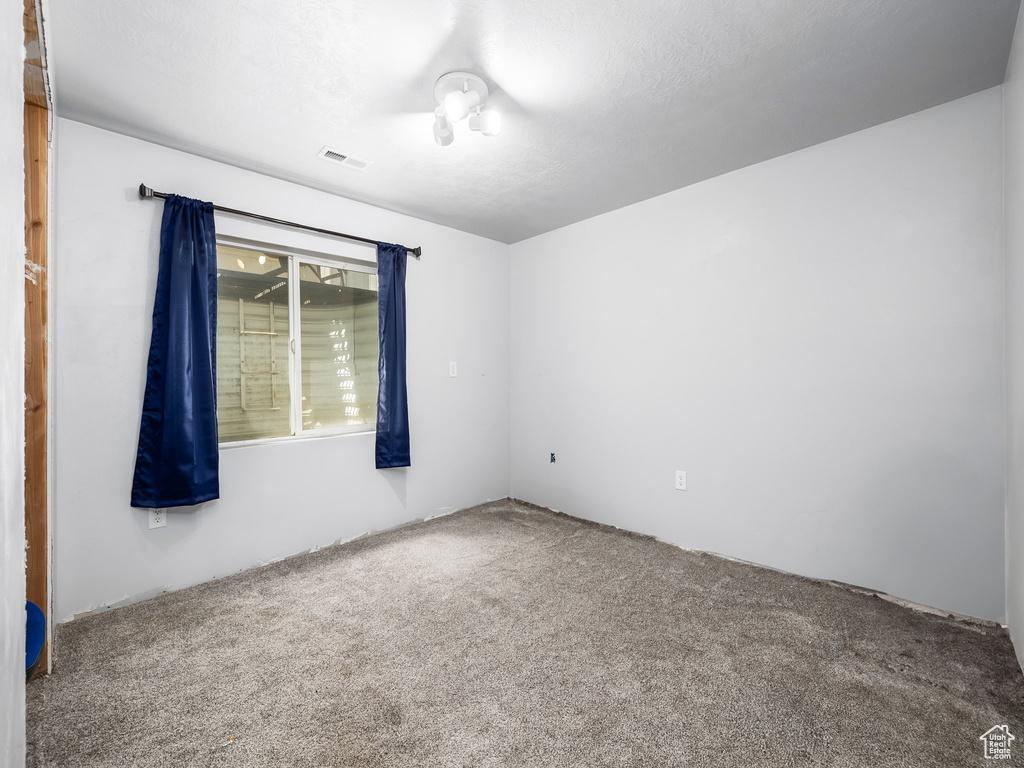 Unfurnished room with carpet