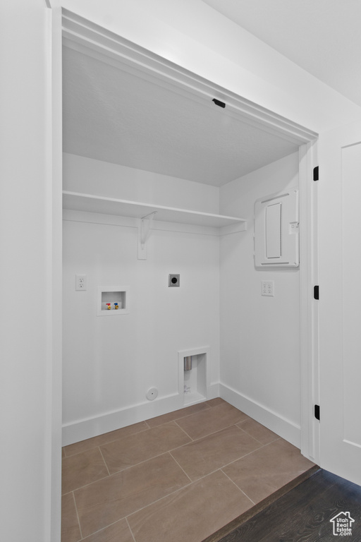 Laundry area with hookup for a gas dryer, hookup for an electric dryer, washer hookup, and baseboards