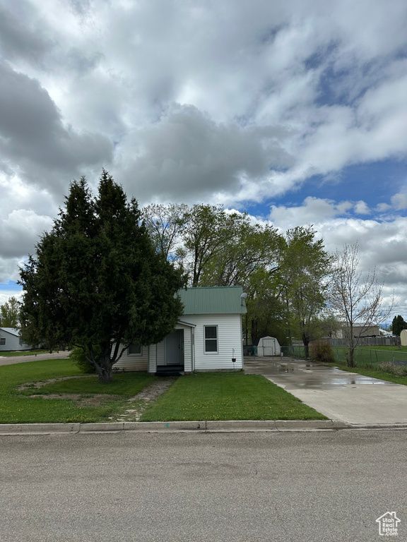 View of front of home with metal roof and driveway