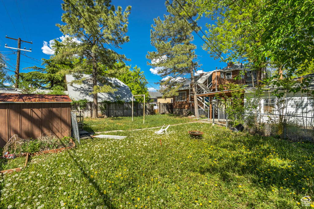 View of yard featuring a shed and an outdoor structure
