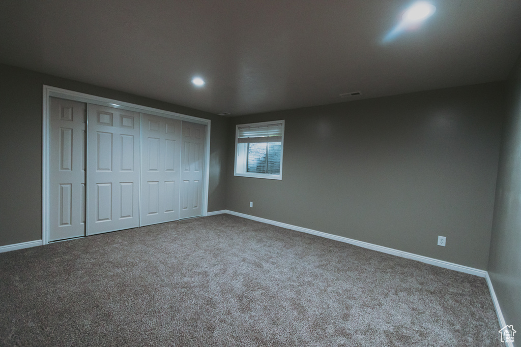 Unfurnished bedroom with carpet floors, baseboards, recessed lighting, and a closet