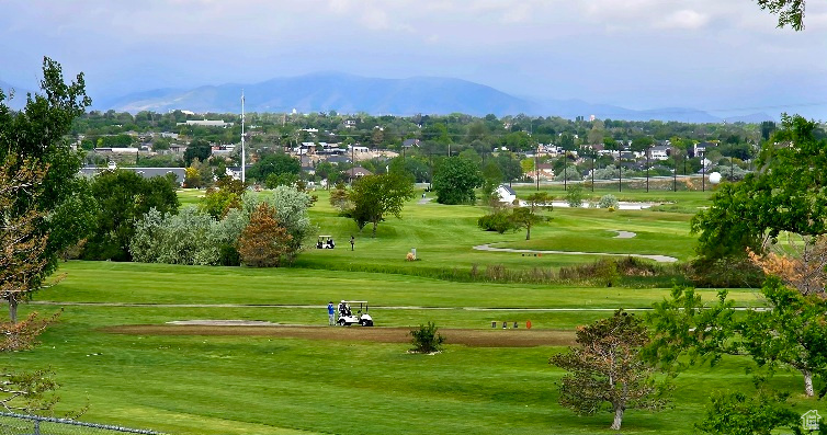 View of property\\\\\\\\\\\\\\\\\\\\\\\\\\\\\\\'s community featuring a mountain view, a yard, and golf course view