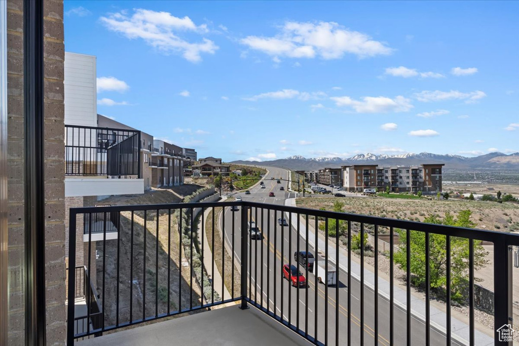 Balcony featuring a mountain view