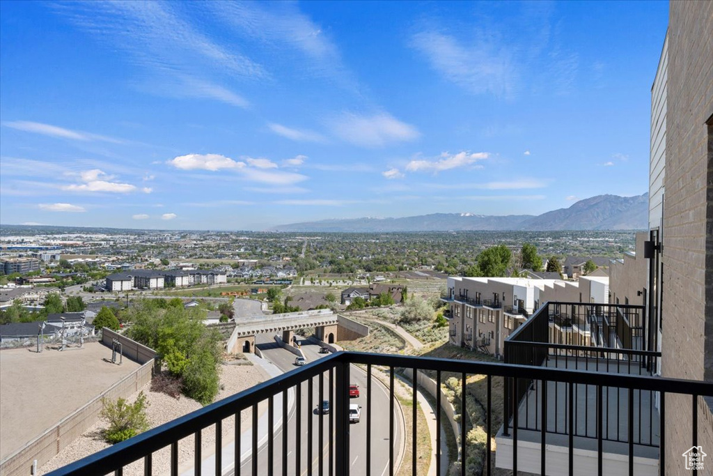 Balcony featuring a mountain view