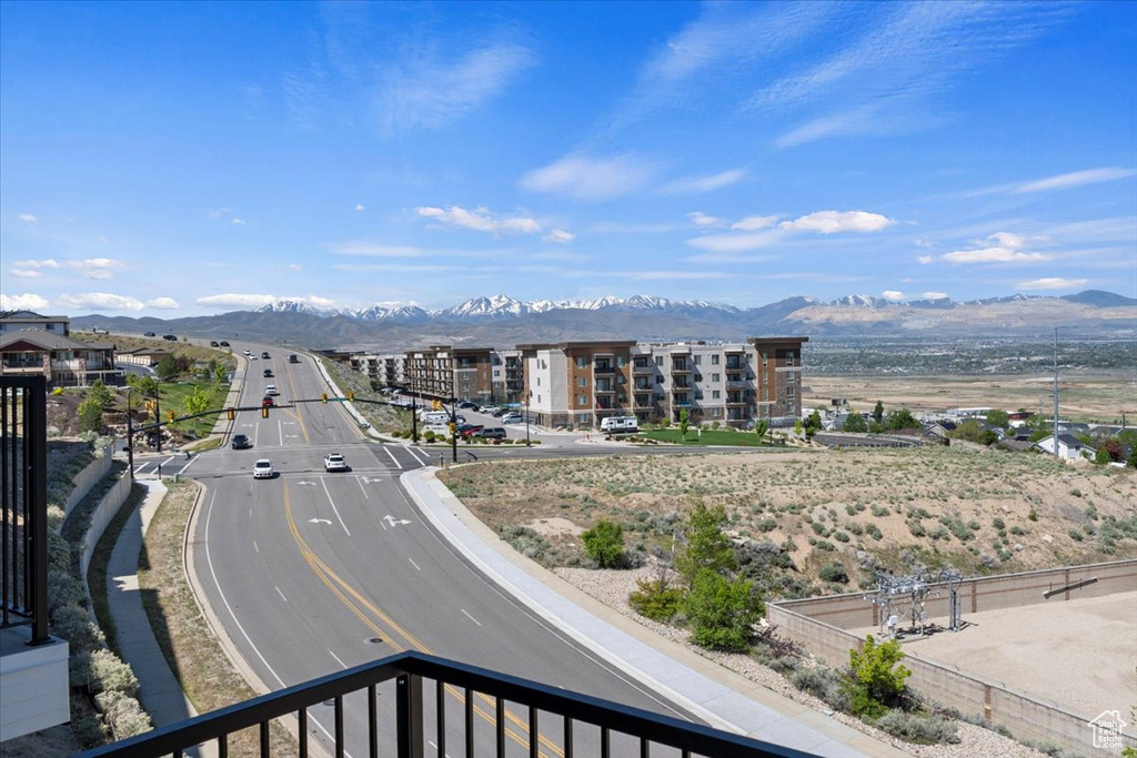 Balcony featuring a mountain view