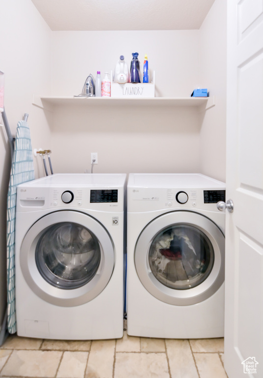 Washroom with independent washer and dryer
