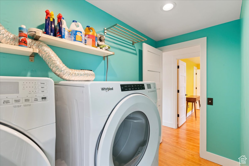 Washroom with independent washer and dryer, light wood-style floors, baseboards, and recessed lighting