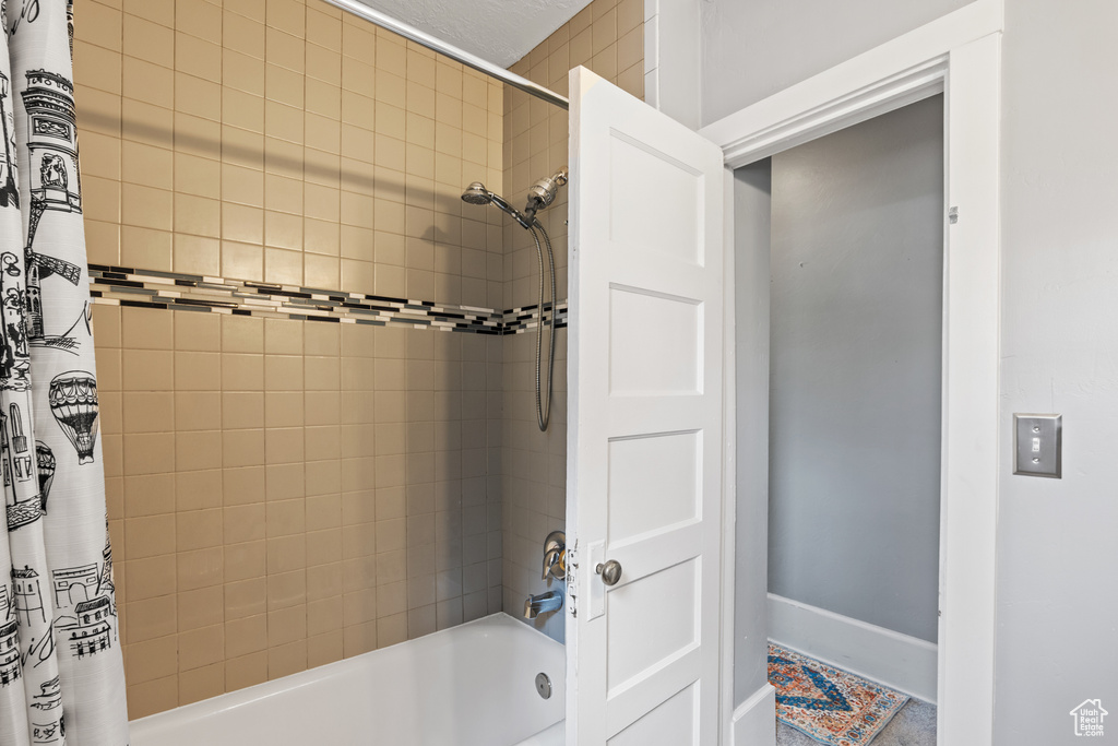Bathroom with shower / tub combo with curtain and baseboards