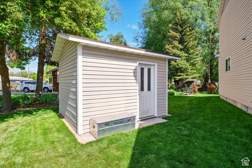 View of outbuilding with an outbuilding