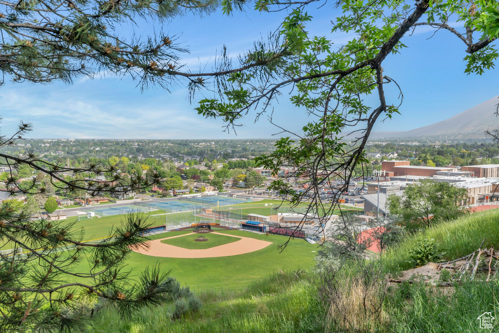 Surrounding community featuring a putting area and a mountain view