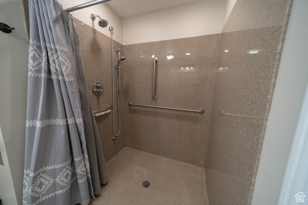 Full bathroom featuring a shower with shower curtain