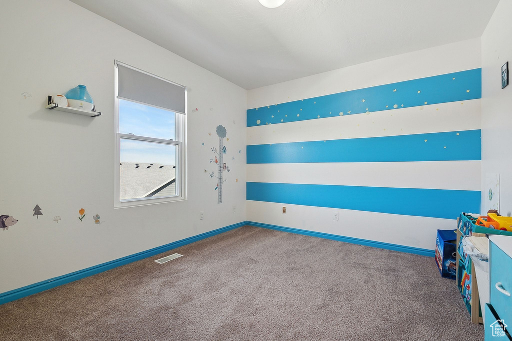 Carpeted empty room with baseboards
