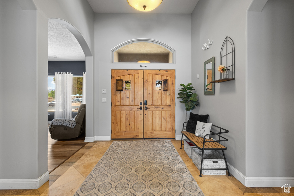 Entryway featuring arched walkways and baseboards