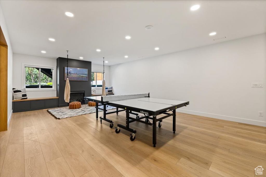 Recreation room featuring light wood-style flooring, recessed lighting, and baseboards