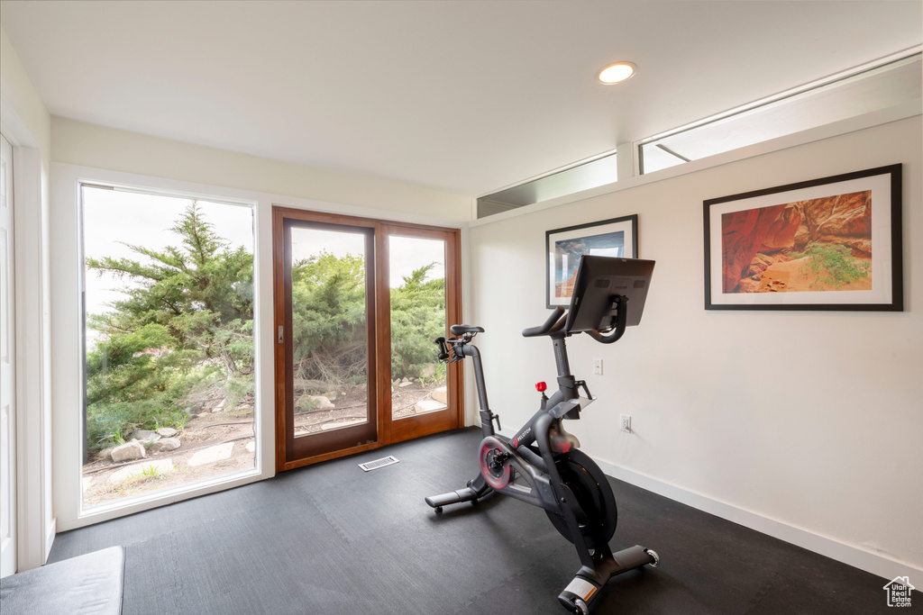 Workout room featuring recessed lighting and baseboards
