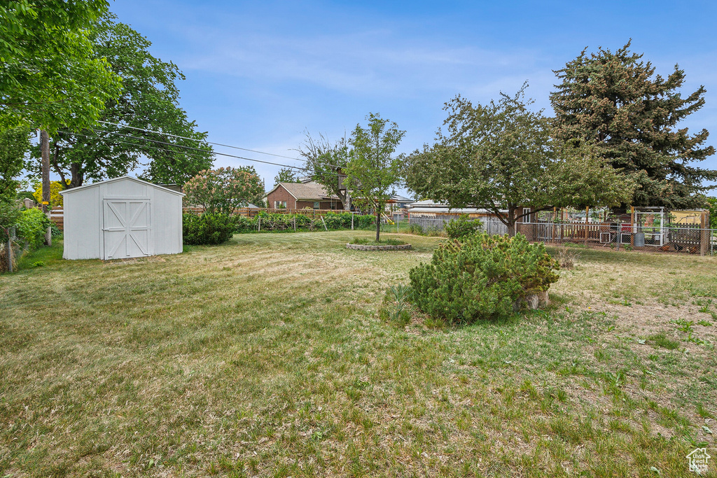 View of yard featuring a shed and an outbuilding