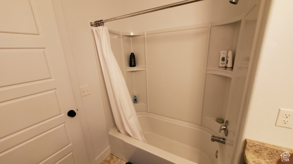 Full bath with shower / bath combo with shower curtain