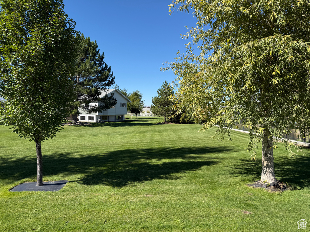 View of home\\\\\\\'s community featuring a yard