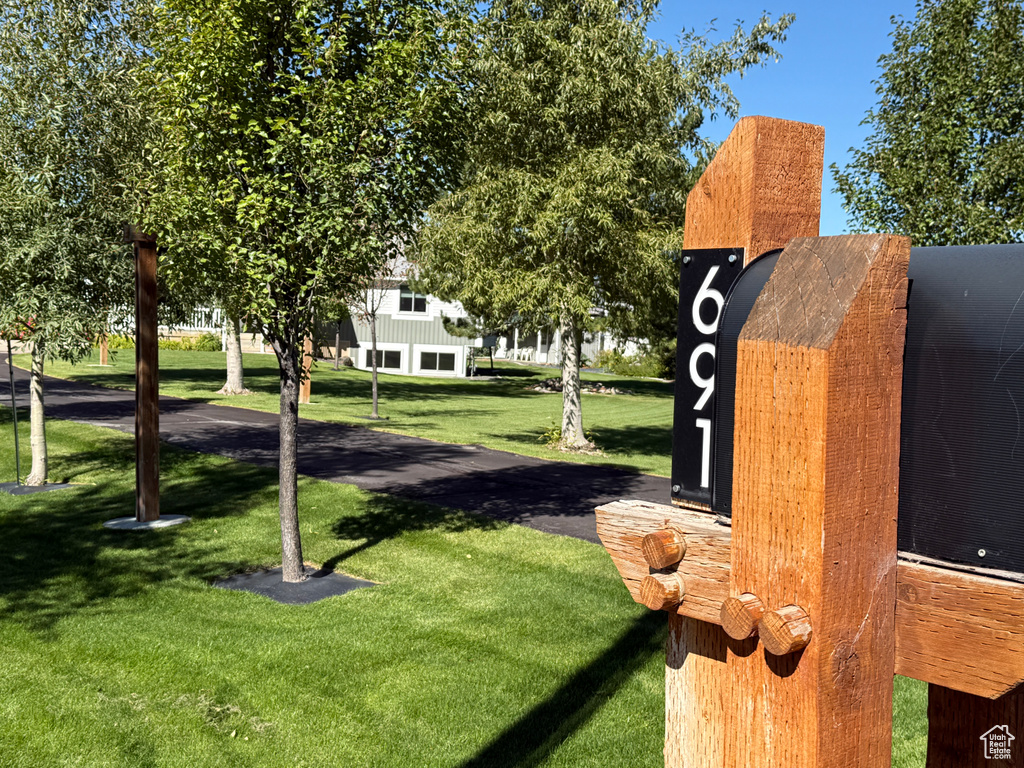 View of home\\\\\\\'s community with a yard