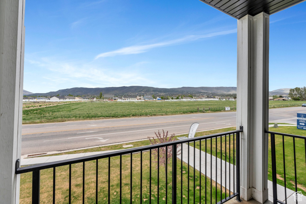 Balcony featuring a mountain view