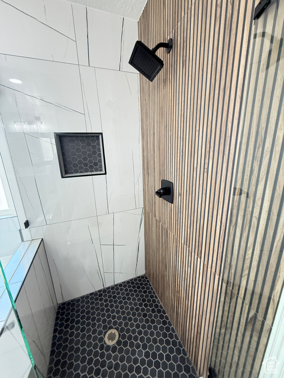 Bathroom featuring tiled shower