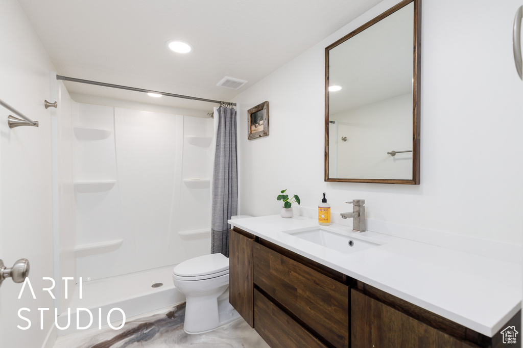 Full bath featuring a shower with curtain, toilet, vanity, and recessed lighting