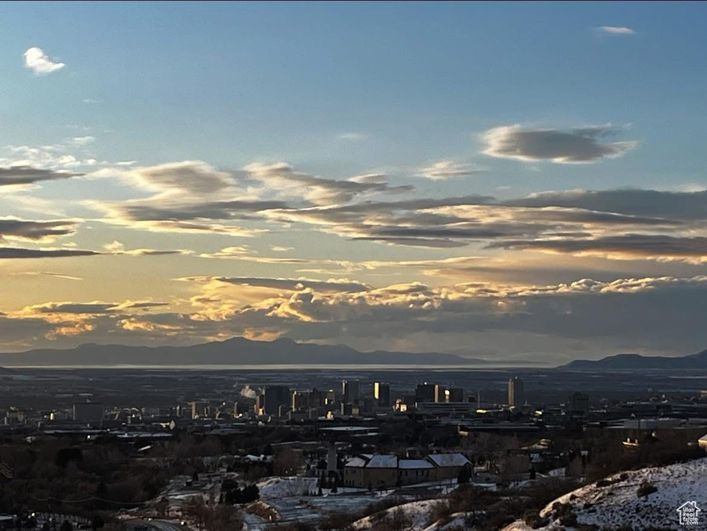 City view featuring a mountainous background