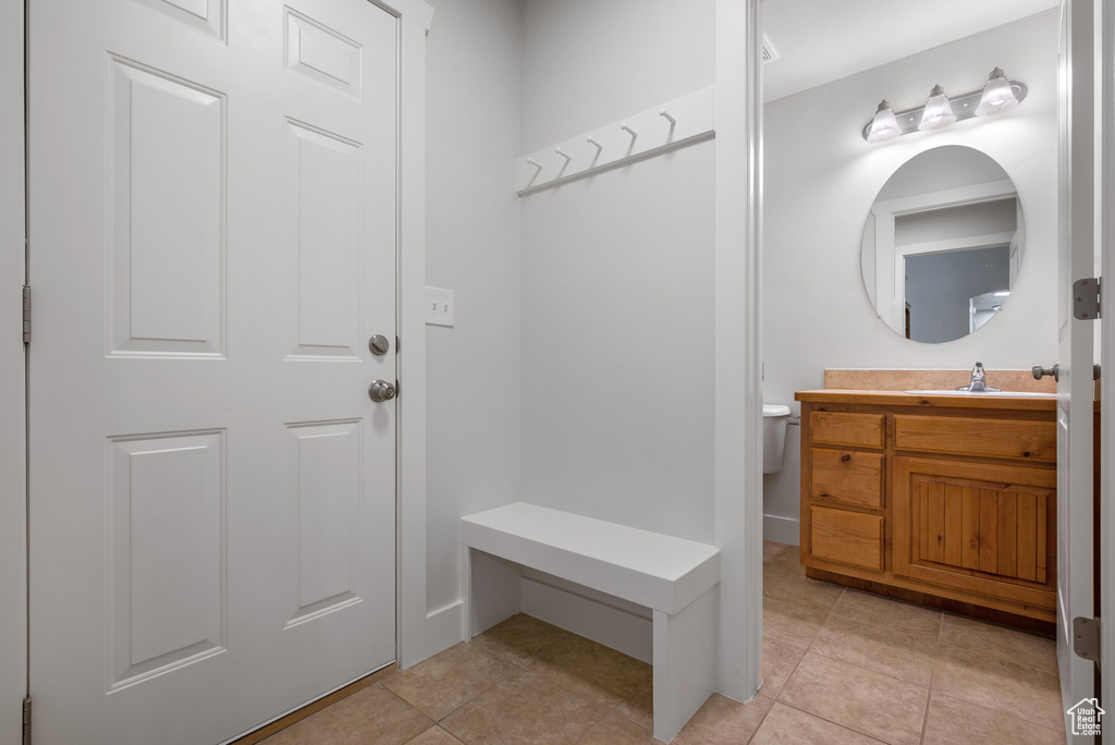Mudroom featuring a sink and light tile patterned floors