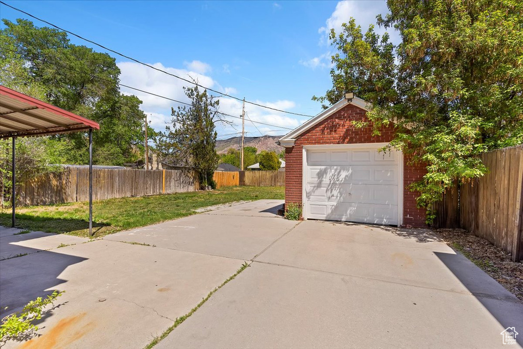 Detached garage with driveway