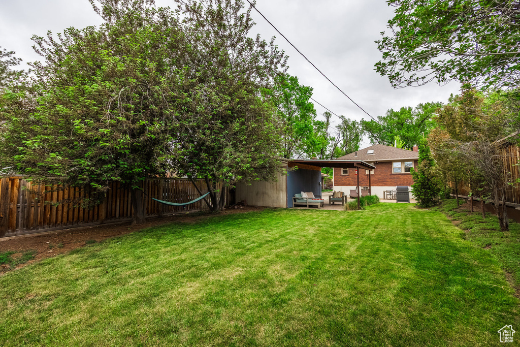 View of yard featuring an outdoor hangout area and an outdoor structure