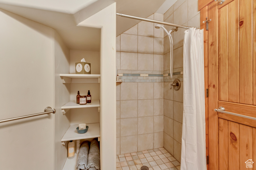 Bathroom with a tile shower